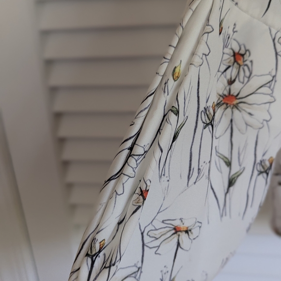 Gracia Floral Print Blouse - White with Daisies Small - Picture 7 of 7